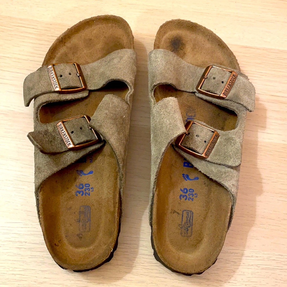 Like new women’s  taupe suede Birkenstock Arizona size 36 (size 5- 5.5)